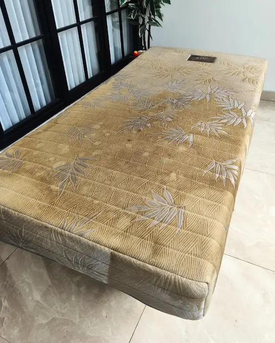 Kasur single sebelum dicuci oleh Indeep Cleaning